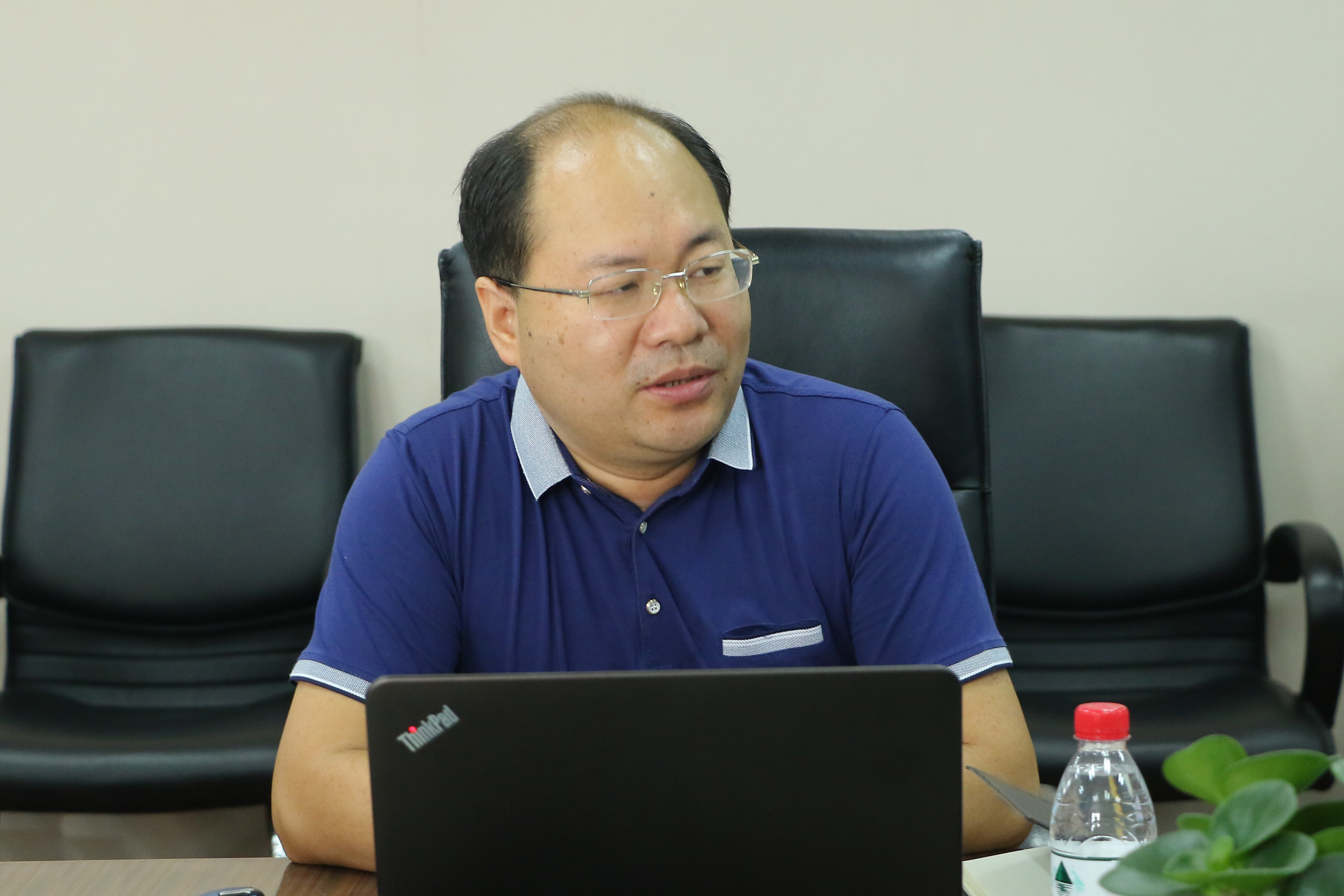 郭书记讲党课.jpg