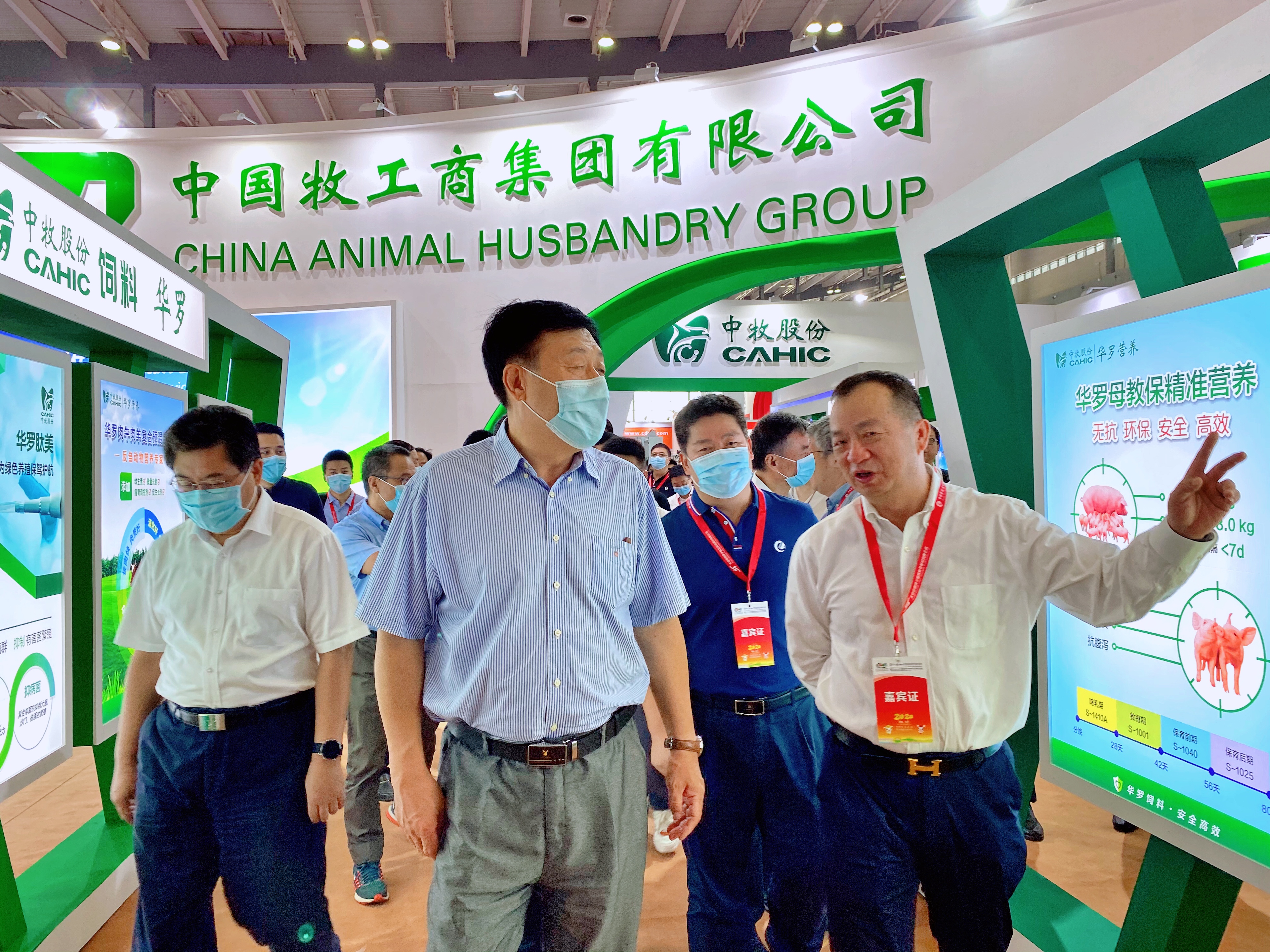 3.吴总向于部长介绍公司产品情况.JPG