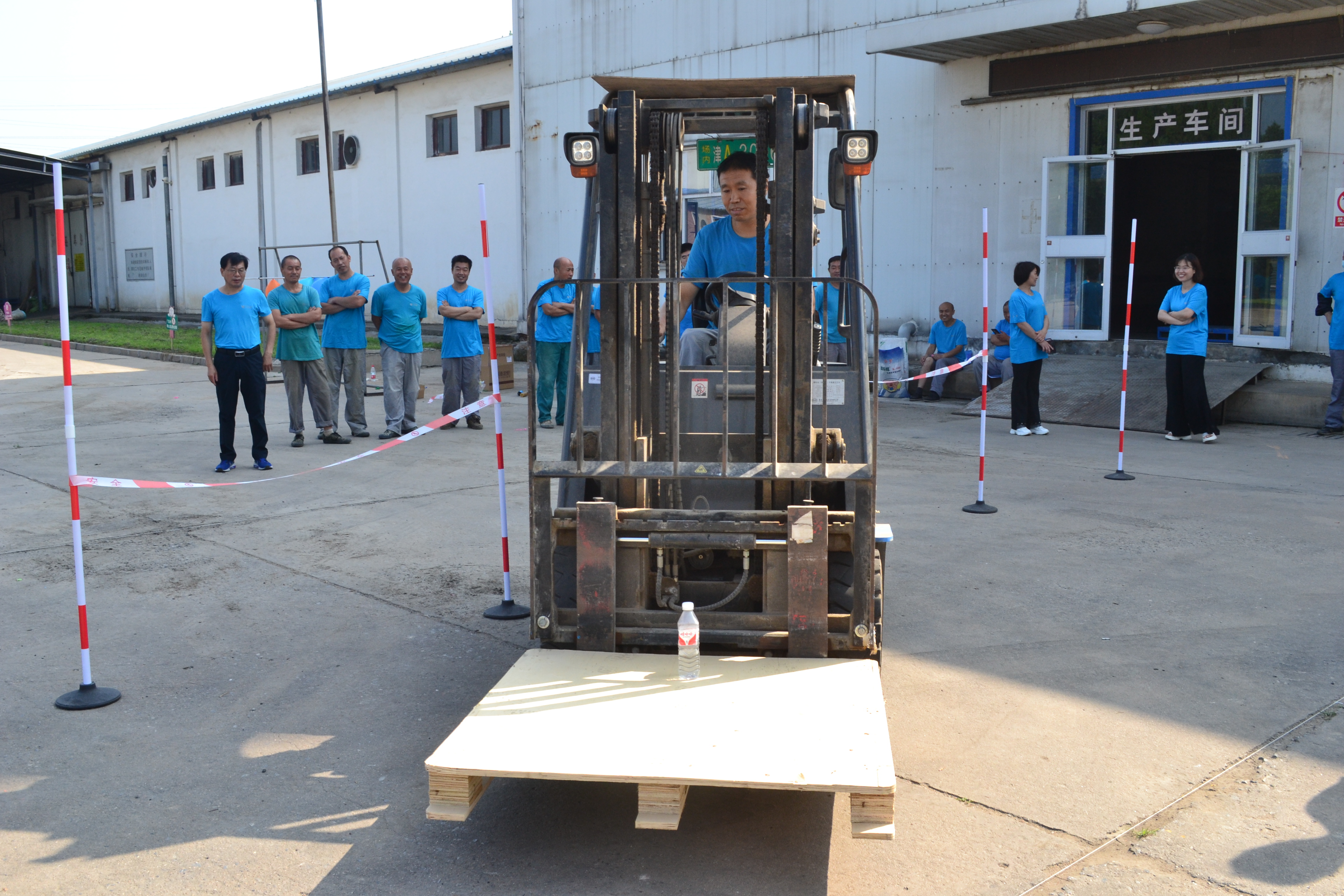 叉车巧运货物比赛.jpg 叉车巧运货物比赛.jpg