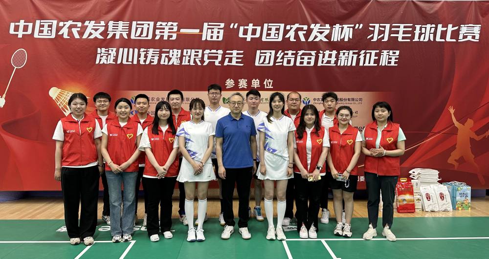 孙书记与志愿者合影_副本.jpg